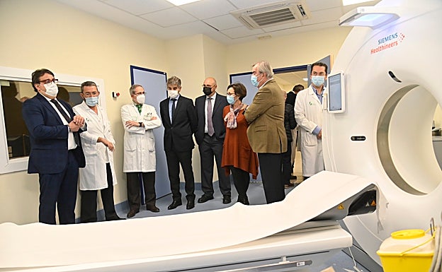 Visita este viernes de Vergeles y los especialistas al Hospital Universitario de Badajoz para ver los nuevos equipos.