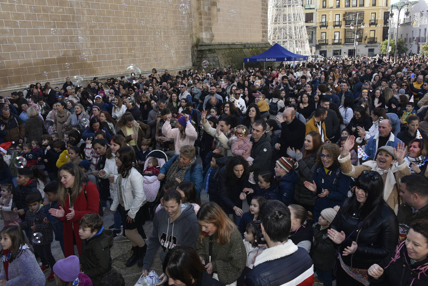 Fotos: La Nochevieja infantil llena la plaza de España de Badajoz