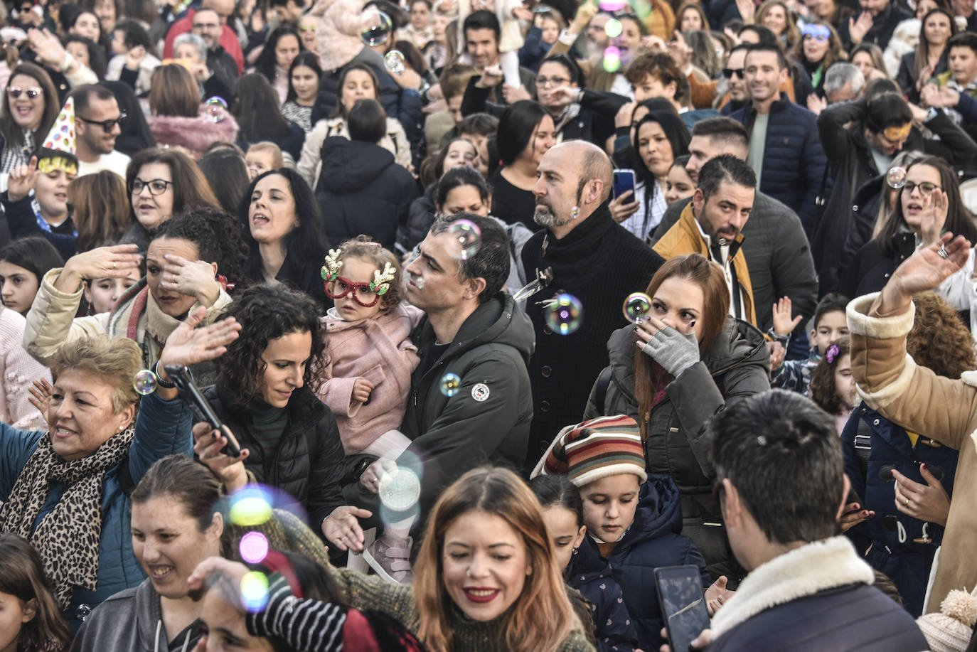 Fotos: La Nochevieja infantil llena la plaza de España de Badajoz