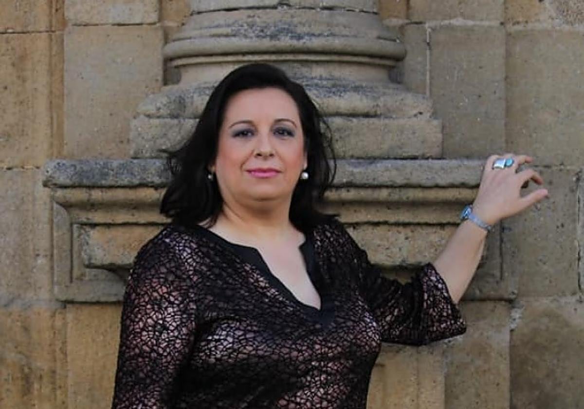 Fotografía de campaña de la edil socialista Rosario de la Cruz Castro.