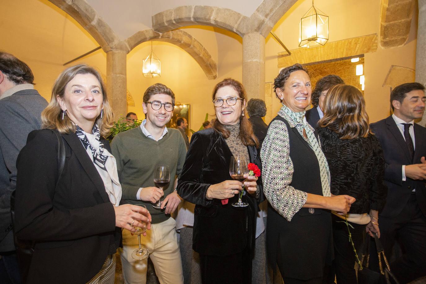 María Jesús Ávila, de la Fundación Helga de Alvear, junto a Miguel Galán, Carmina Márquez y Marisol Polo, de la fundación y el restaurante Atrio. 