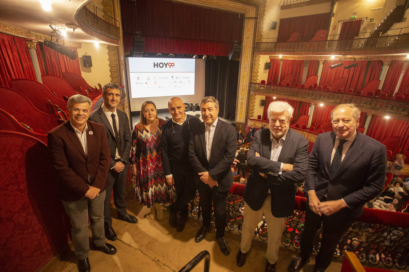 Juan Antonio González, Fernando Belzunce, Mar Domínguez, Toño Pérez, Joan Roca, Carlos Maribona y Álvaro Rodríguez Guitart, en el Gran Teatro de Cáceres.