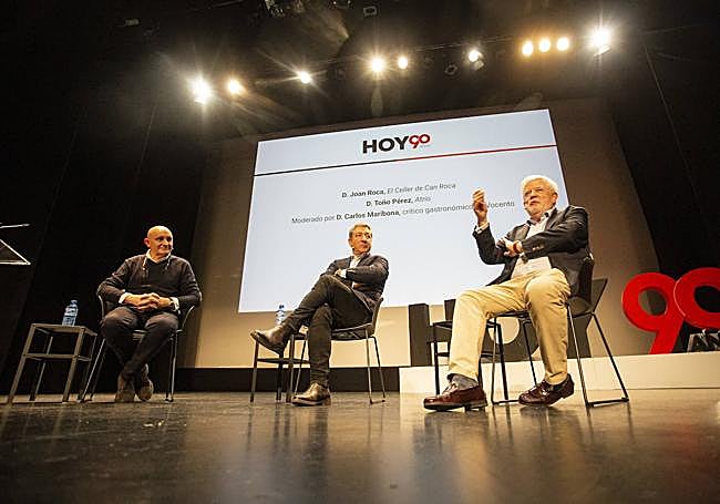 Toño Pérez y Joan Roca en el Gran Teatro de Cáceres este miércoles junto al crítico de Vocento Carlos Maribona.