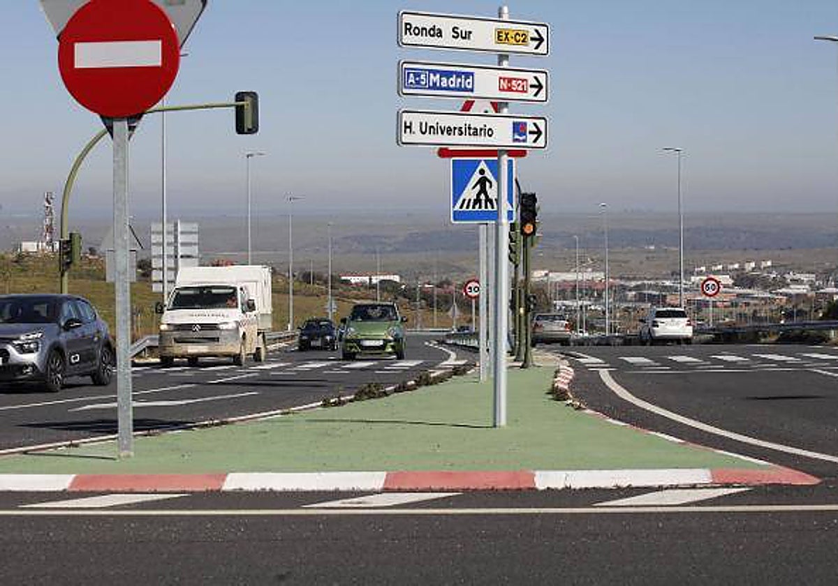 Tramo en servicio de la Ronda Sureste a la altura de la carretera de la Montaña. La nueva licitación afecta a la conexión del ferial a la carretera de Badajoz.