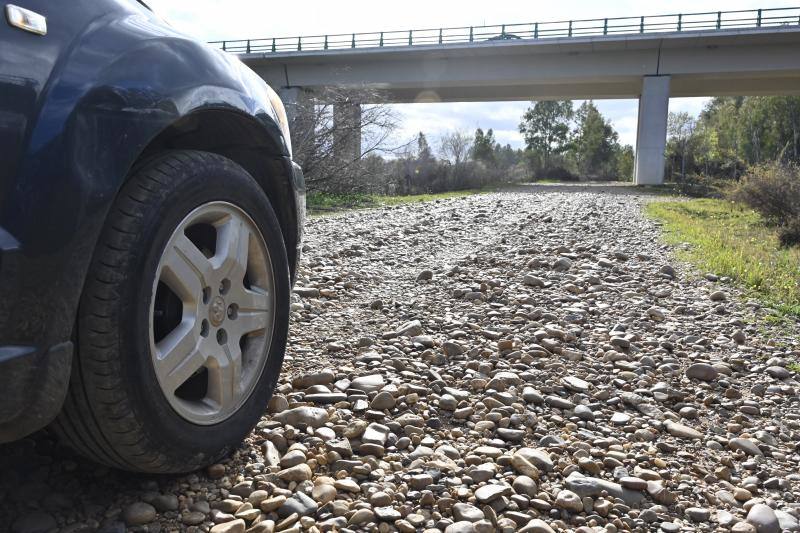 Los vehículos se ven obligados a ir muy lentos por el mal estado del camino.