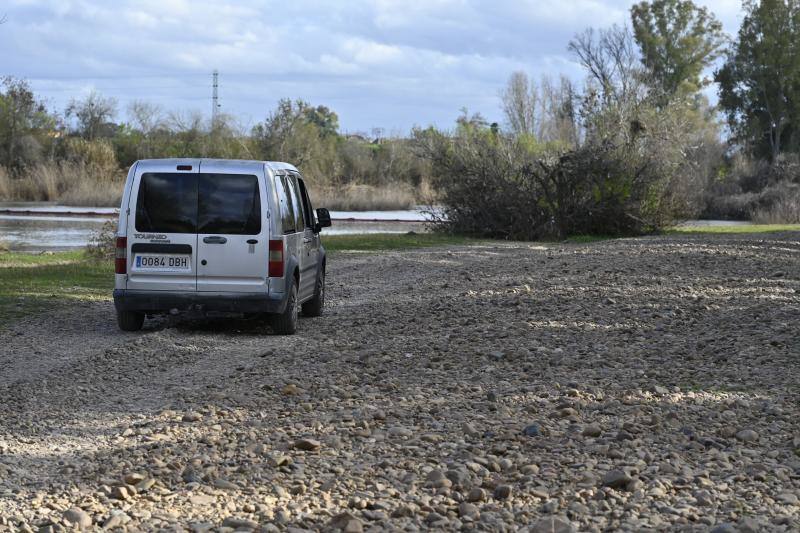 Los pescadores circulan con frecuencia hacia la pasarela.