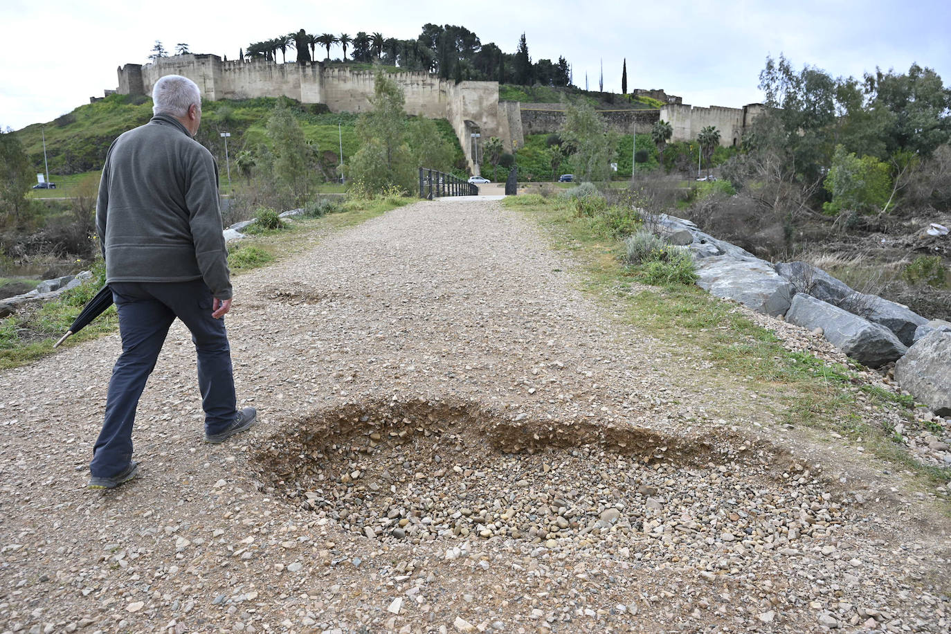 Socavón en el acceso a la isla del Pico por el puente que conecta con el paseo de la margen izquierda.
