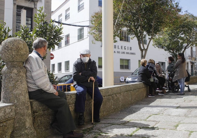 Varios vecinos en la plaza del Ayuntamiento de Arroyo de la Luz.