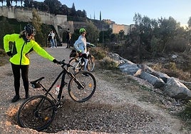 Una ciclista prueba a introducir su vehículo dentro del socavón que sigue junto a la pasarela que lleva al Pico.