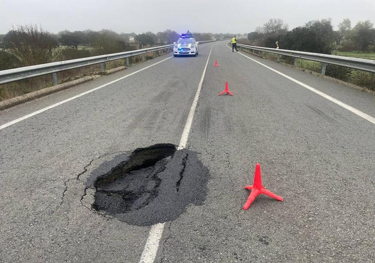 Cerrada al tráfico la EX-214 por un socavón entre La Roca y La Nava