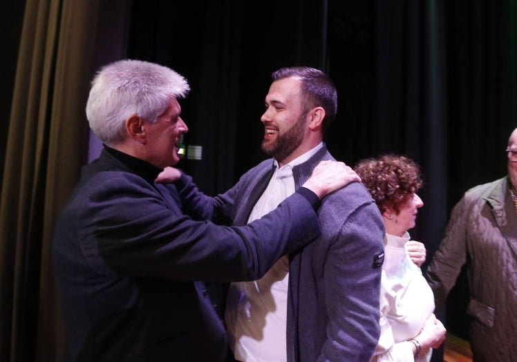 Ñete Bohigas y Salaya se saludan tras la asamblea.