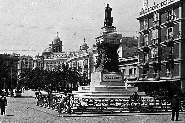 Monumento a Moret en Cádiz, la ciudad en la que nació en 1938.