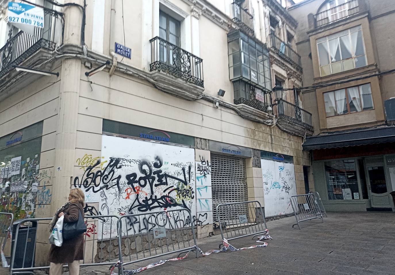 Edificio en estado ruinoso en la calle Moret.