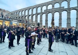 La agrupación musical Nuestra Señora de la Misericordia desfila ante el acueducto y la delegación cacereña desplazada hasta Segovia.