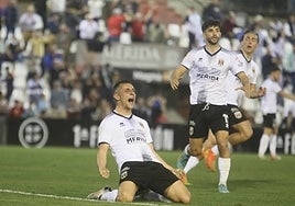 Nando Copete celebra su gol con el que el Mérida pudo empatar este domingo en el Romano.