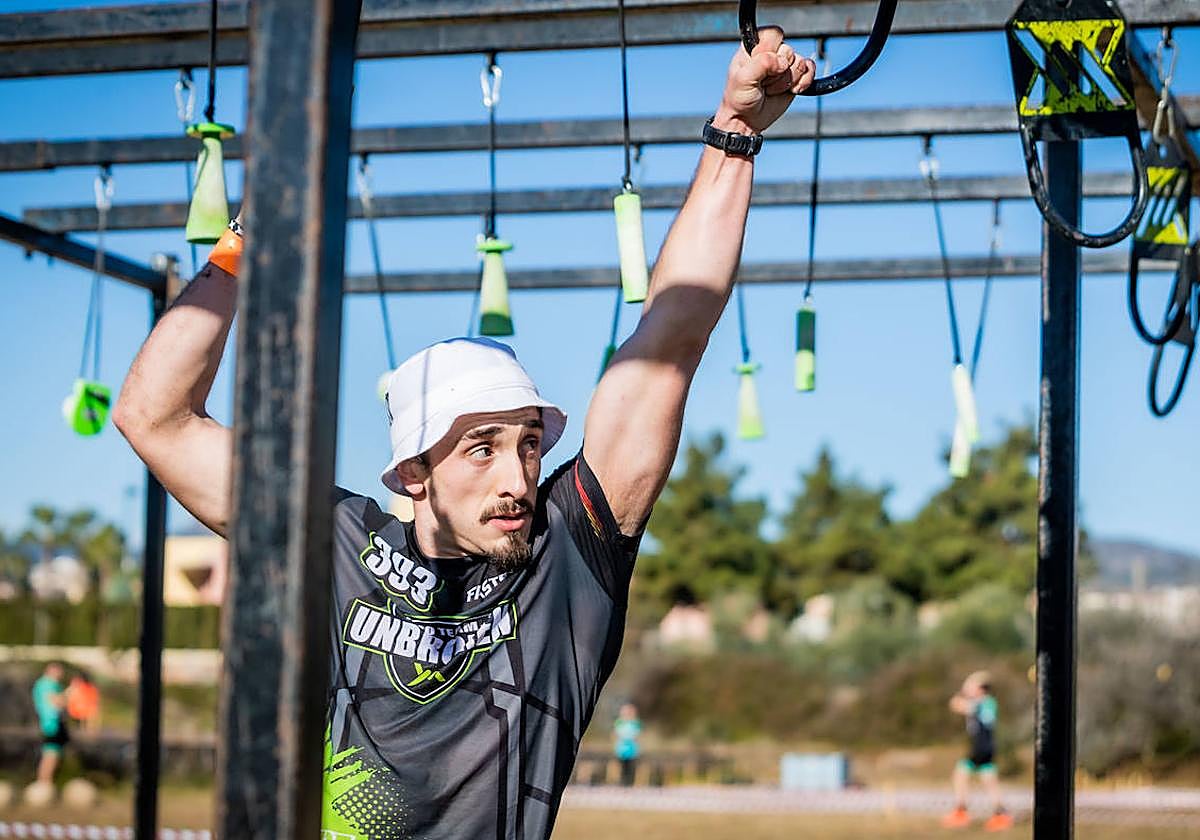Antonio Rubio, atleta de carreras de obstáculos, en acción.
