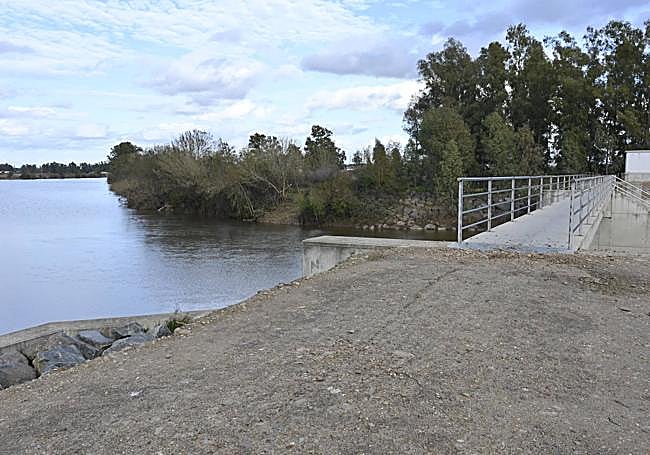 La CHG ha adecentado el tramo que llega a la pasarela y colocado las barandillas en el puente.