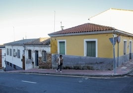 A la izquierda, casa levantada en el patio de la vivienda principal (en amarillo), motivo de la disputa.