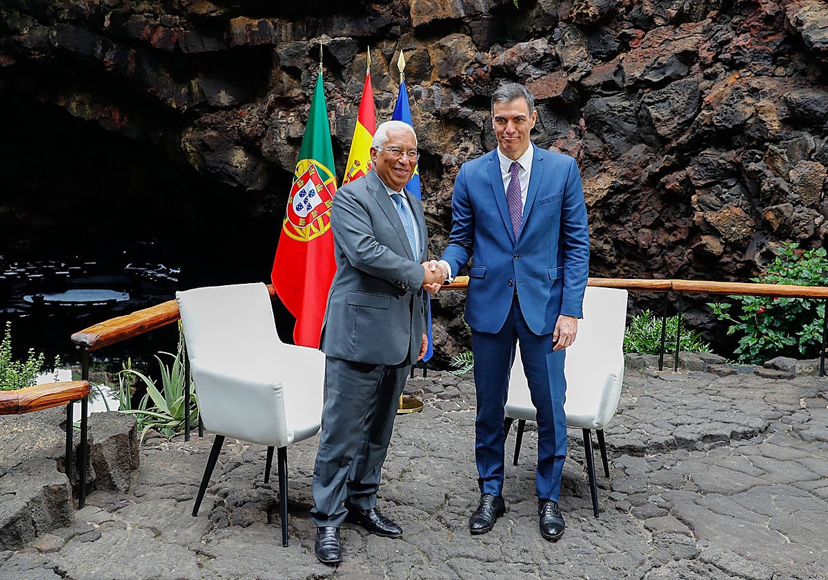 António Costa, primer ministro portugués, junto al presidente del Gobierno español, Pedro Sánchez, en la cumbre ibérica.