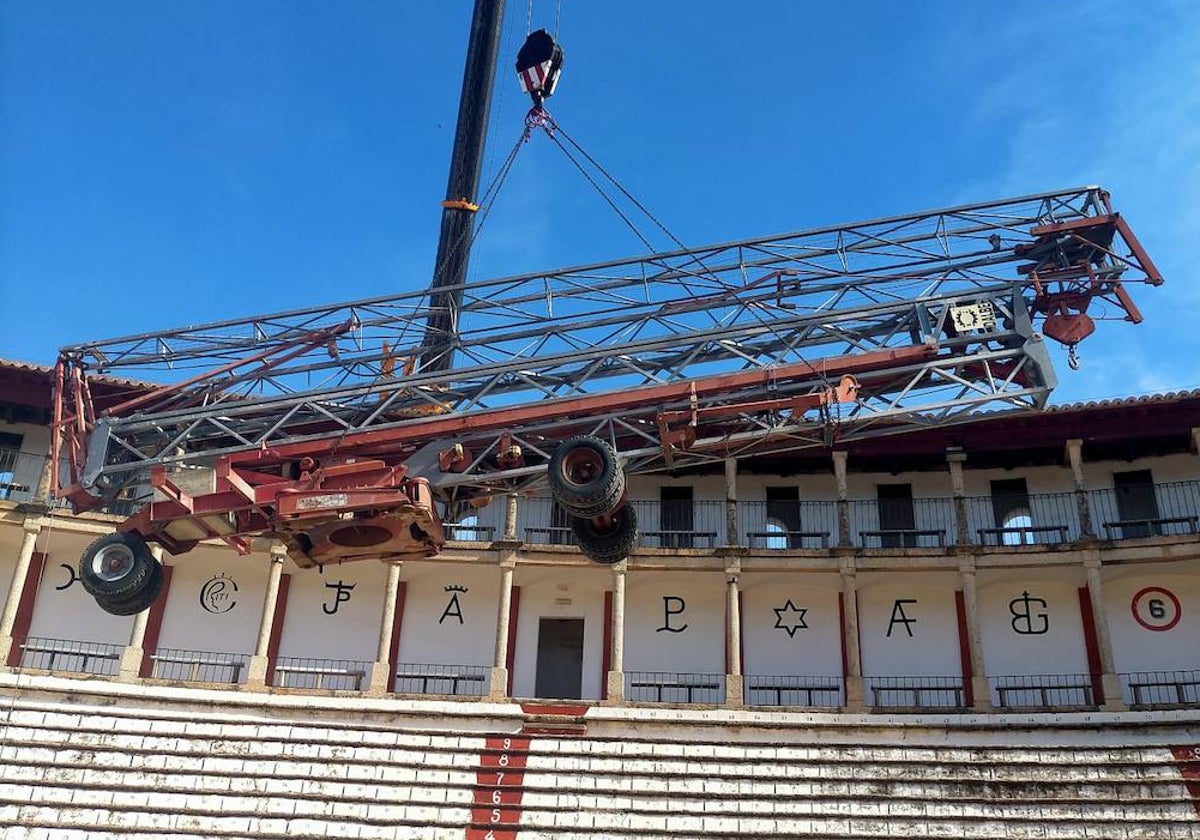 Retirada del material e instrumentos de la obra de la cubierta en la Plaza de Toros cacereña.