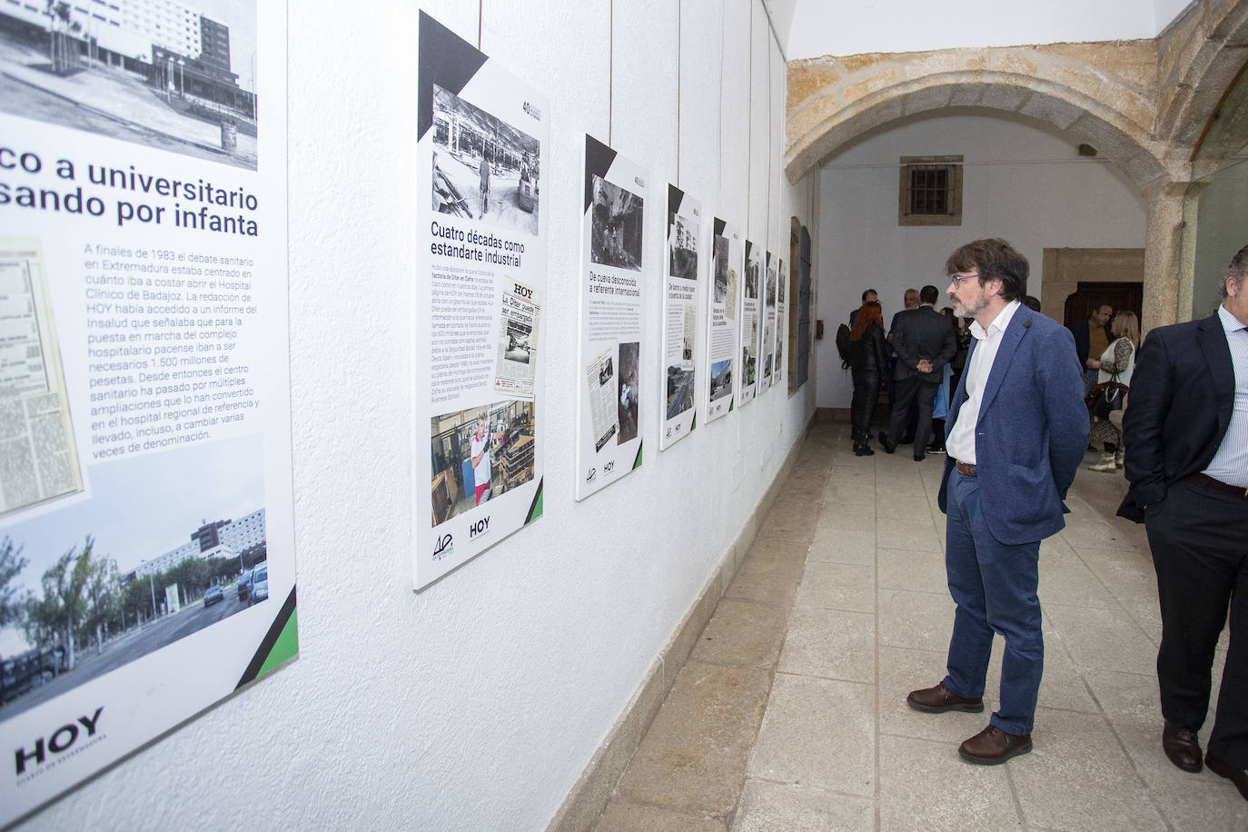 David Martín Arevalillo, delegado de Iberdrola en Extremadura, contemplando la exposición