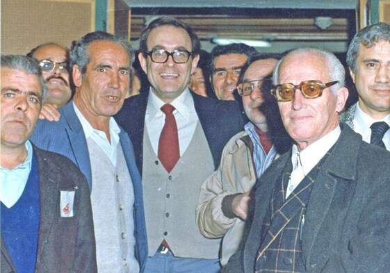 Ramón Tamames con simpatizantes de IU de Don Benito a mediados de los ochenta.