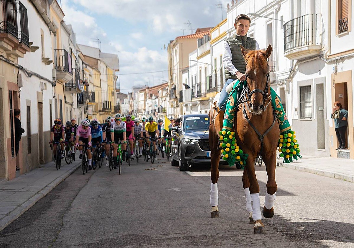 Colorido en el paso de la Vuelta a Extremadura.