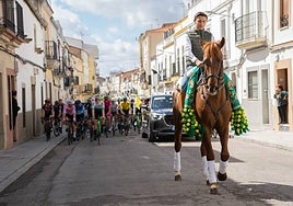 Colorido en el paso de la Vuelta a Extremadura.