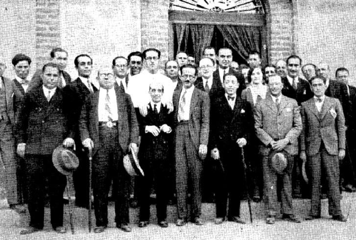 -Fotografía tomada el 1 de octubre de 1931. Sadí de Buen (en el centro de la imagen), inspector de Instituciones Sanitarias, visita al Instituto Antipalúdico de Navalmoral de la Mata.