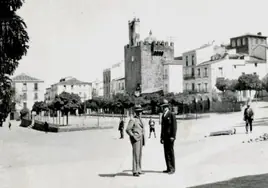 Dos médicos extranjeros en la Plaza Mayor de Cáceres en 1926