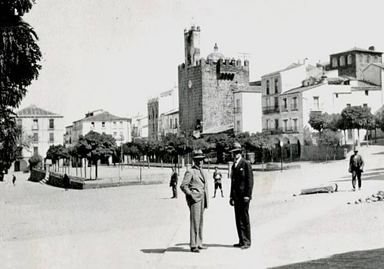 Dos médicos extranjeros que luchaban contra la malaria, en 1926 en la Plaza Mayor de Cáceres.