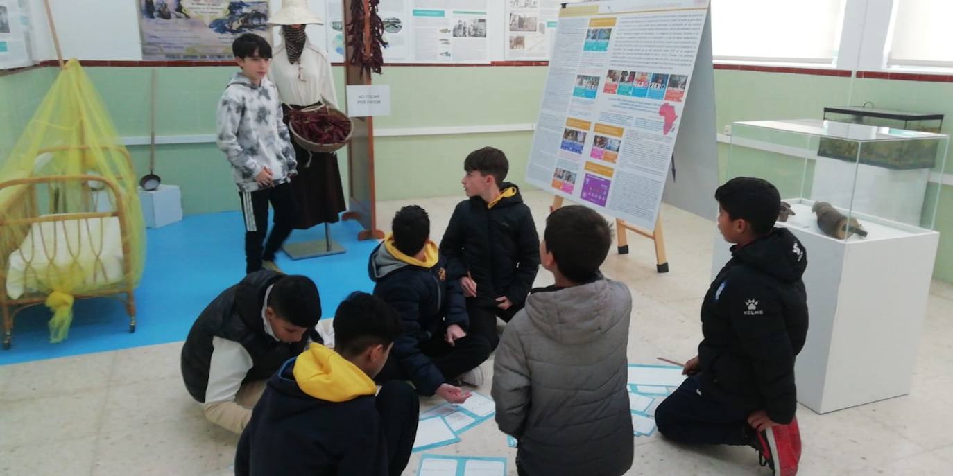 Realizando actividades educativas dentro de la exposición.