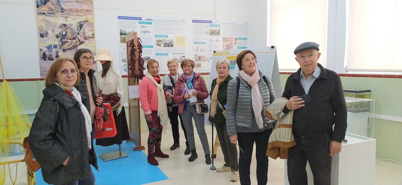 El material de la exposición ha sido cedido por las familias Lozano Olivares y Delgado Salvador. En la imagen, visitantes de la exposición.