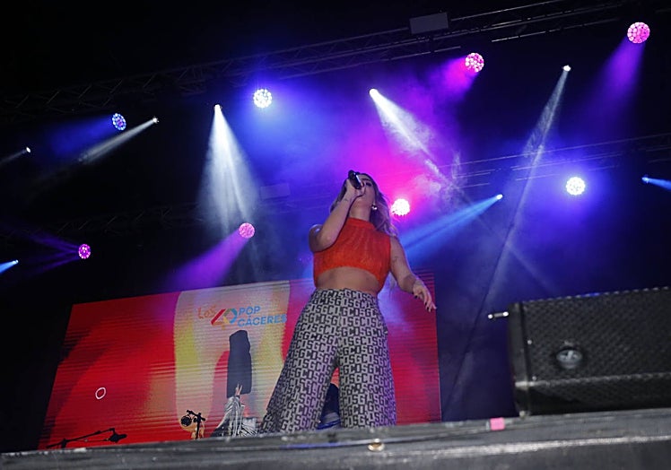 Actuación de Paula Cendejas.