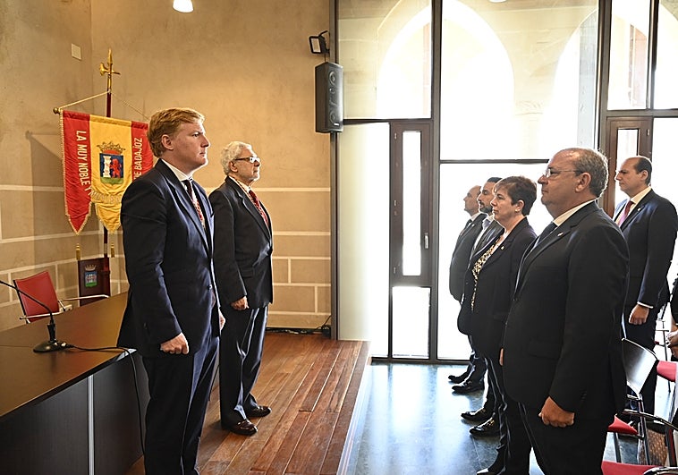 Los asistentes al acto escuchando el himno. A la izquierda, el alcalde Ignacio Gragera y el cronista oficial Alberto González.