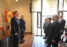 Los asistentes al acto escuchando el himno. A la izquierda, el alcalde Ignacio Gragera y el cronista oficial Alberto González.