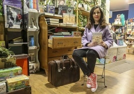 Beatriz Mariño, fotografiada en Mérida, con 'Oleus de piel mezclada' (Editora Regional)