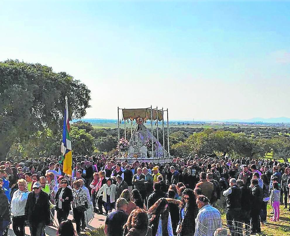 Antes de comenzar las carreras, el pueblo rinde homenaje a la Virgen de la Luz.