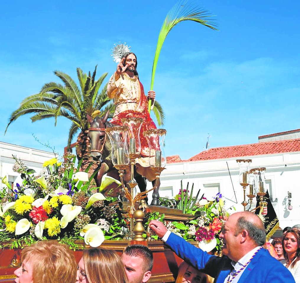 En el Domingo de Ramos los herreños procesionan junto al Santo y las ramas de olivo y palmeras.