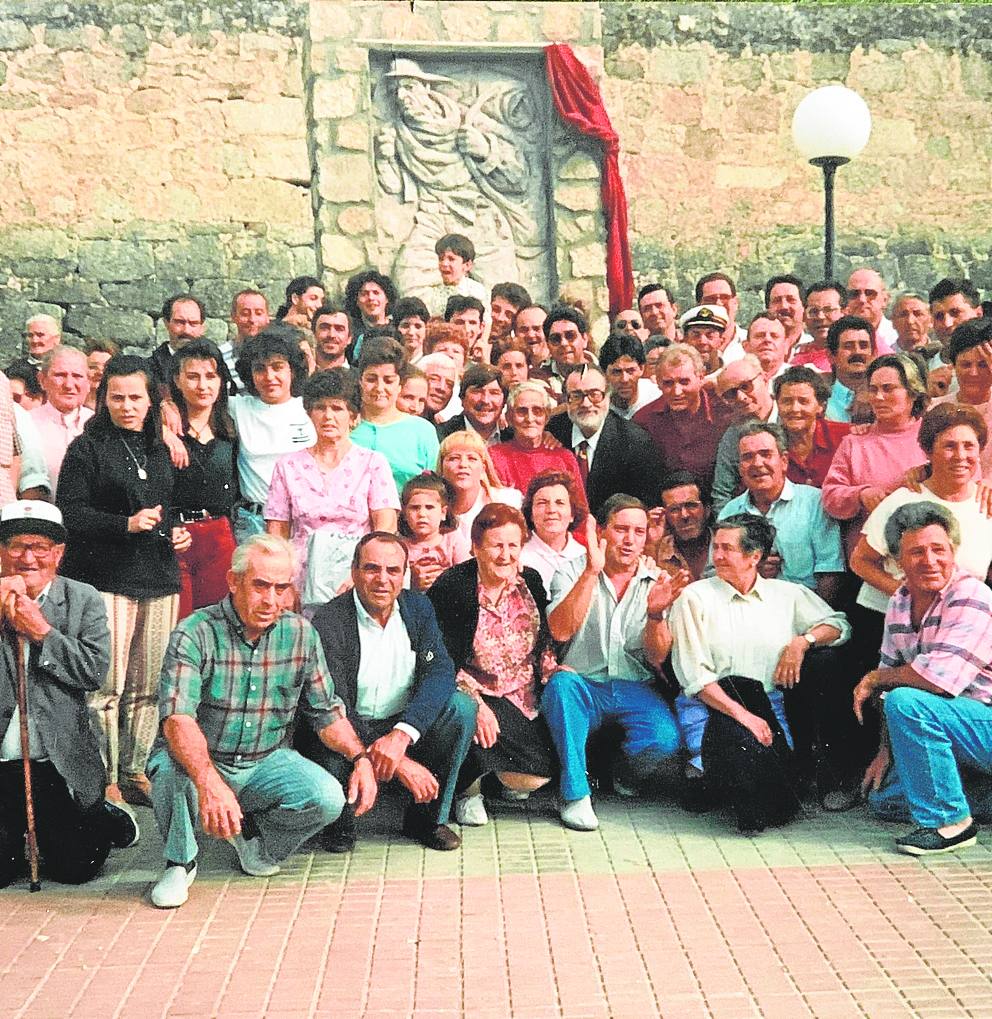 Día de la inauguración de la estatua del 'Macuteiro' el 8 de abril de 1995, símbolo de la unión.