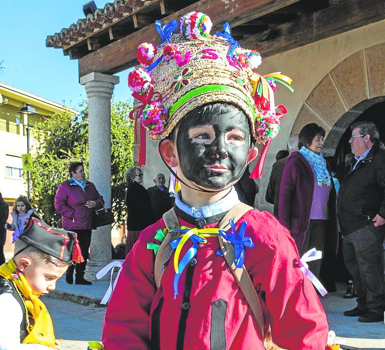 Los más pequeños se tiznan la cara y se visten con los trajes.
