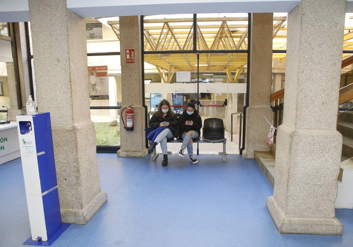 Sala de espera en el centro de salud de la zona centro de Cáceres.