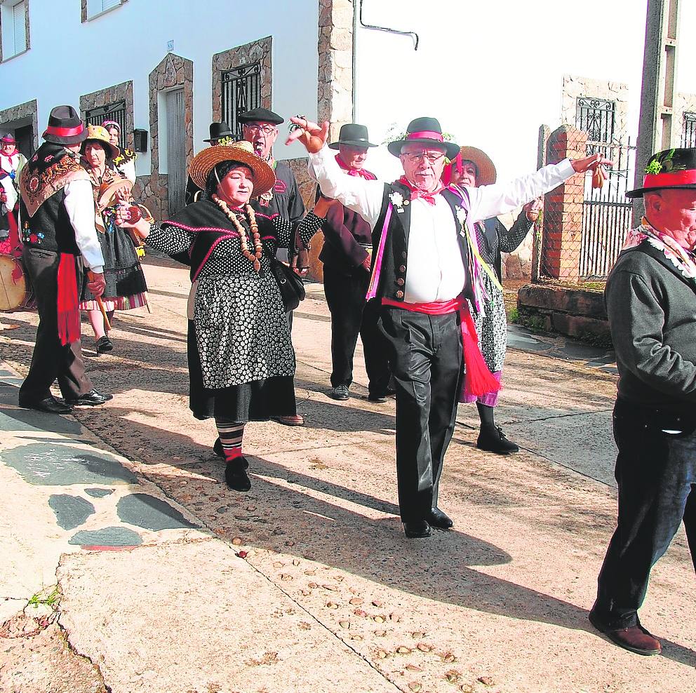 Desfile de tamborileros y flautistas al encuentro de la Chicharrona.
