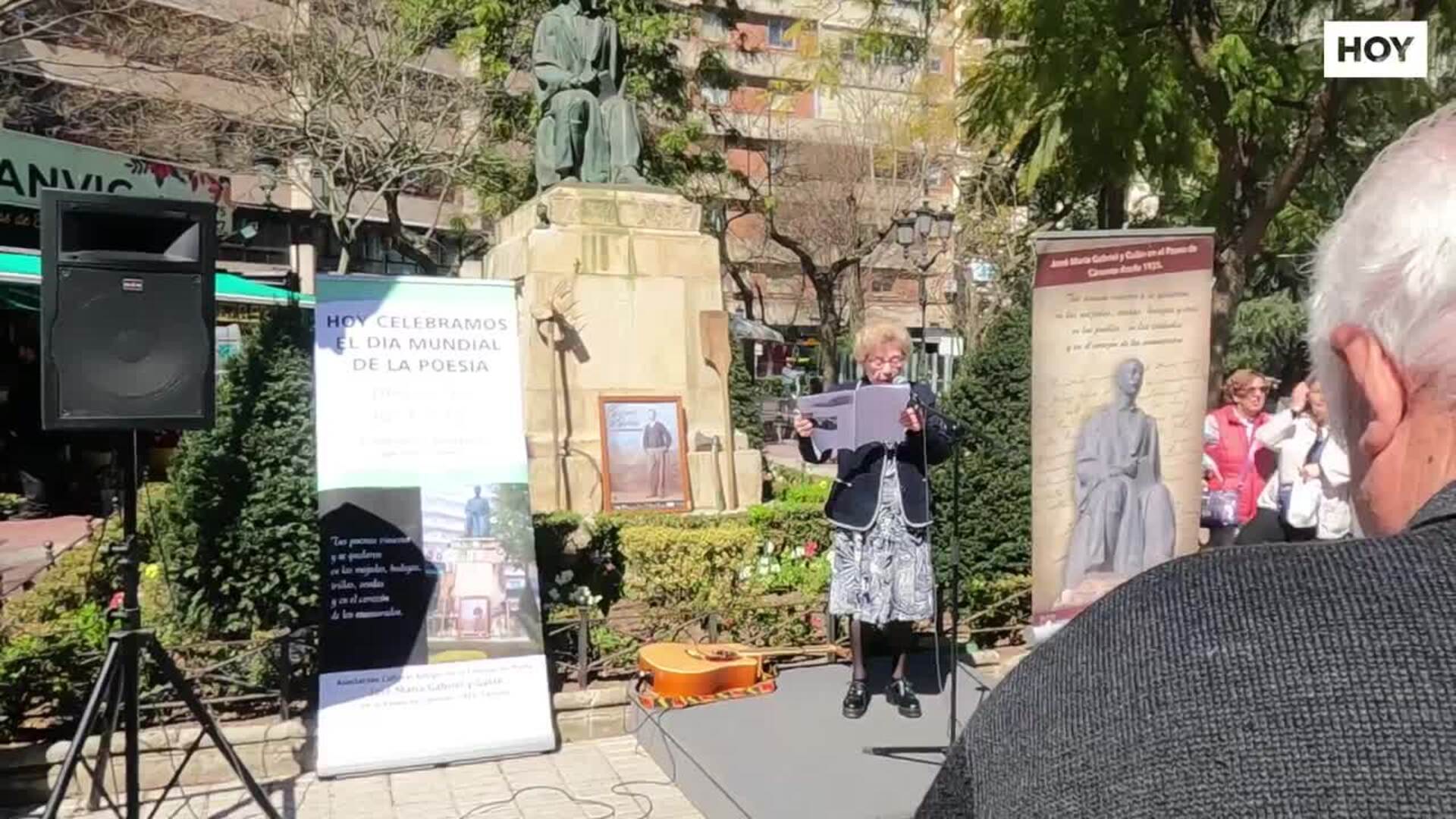 Día internacional de la poesía junto a la estatua de Gabriel y Galán