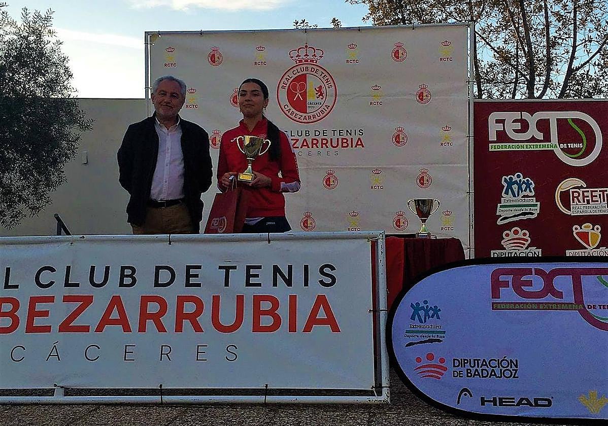 Miranda Hernández recogiendo el premio.