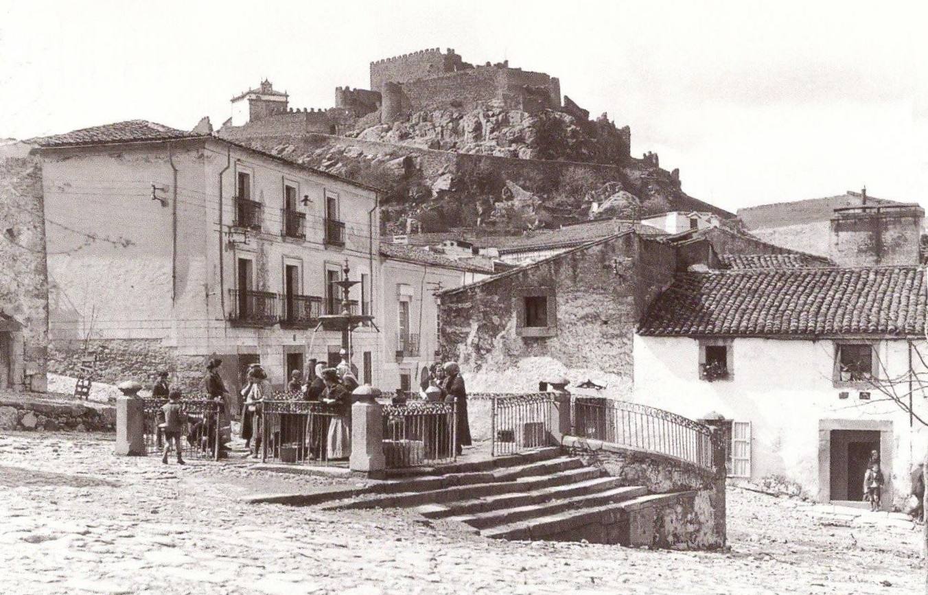 Imagen de alrededor de 1925 de Montánchez, en donde se entregó el criminal tras huir de Alcuéscar.