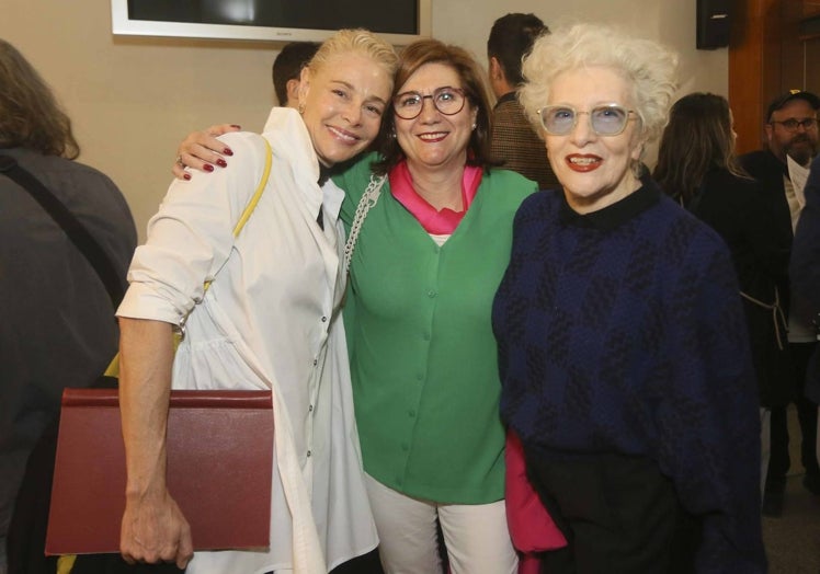 Belén Rueda, Luisa Martín y la directora Magüi Mira.