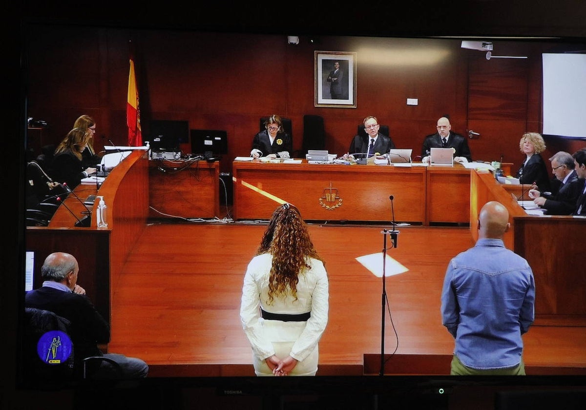 Priscila Lara y Constantín Gabriel durante el juicio en la Audiencia Provincial de Cáceres.