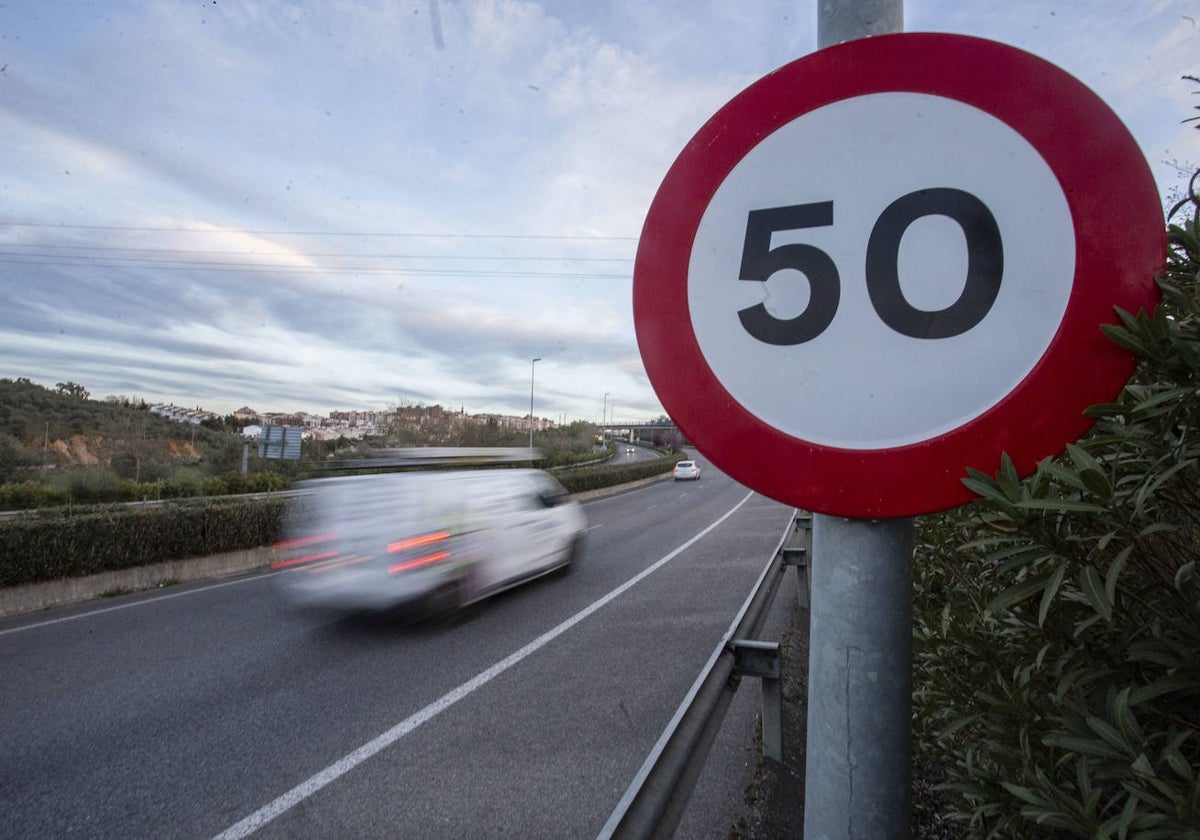 Limitación de velocidad a 50 kilómetros por hora en la variante norte de Cáceres.