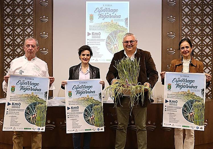 Imagen principal - EEn la presentación de la Feria han intervenido el alcalde, la diputada provincial Raquel del Puerto y los coordinadores técnicos del evento.